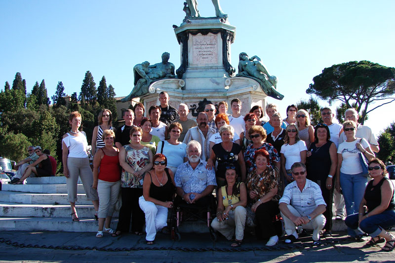 Florencja – uczestnicy wycieczki pod pomnikiem Dawida 