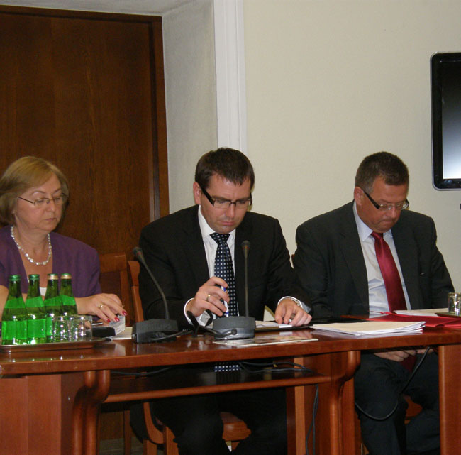 Na zdjęciu od lewej Teresa Hernik - dyrektor Biura Pełnomocnika Rządu ds. Osób Niepełnosprawnych Krzysztof Kosiński - zastępca d