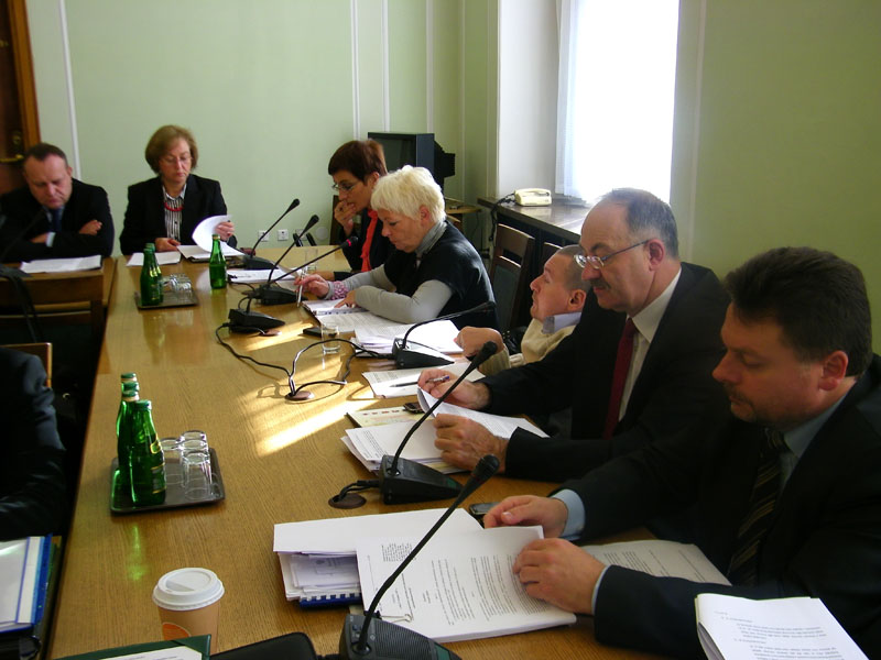 Od lewej: Jarosław Duda - pełnomocnik rządu ds. osób niepełnosprawnych   Teresa Hernik - dyrektor Biura Pełnomocnika Rządu ds. O