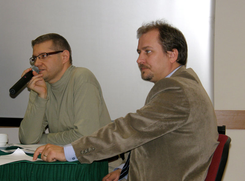 Odpowiedzi udziela dyrektor Krzysztof Perkowski z PFRON (z lewej) obok Hubert Pora - pełnomocnik Zarządu KZRSIiSN