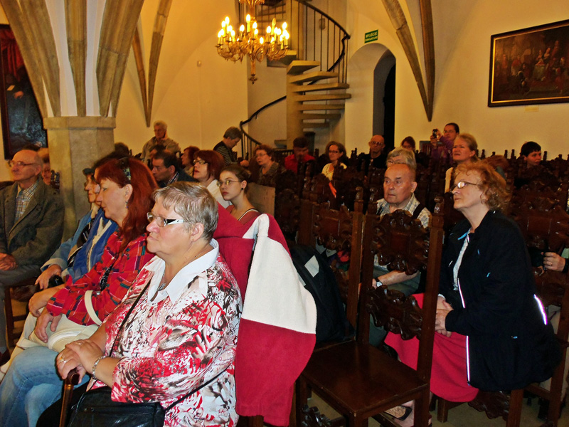 Powitanie uczestników pleneru przez organizatorów na pierwszym planie Barbara Marzec