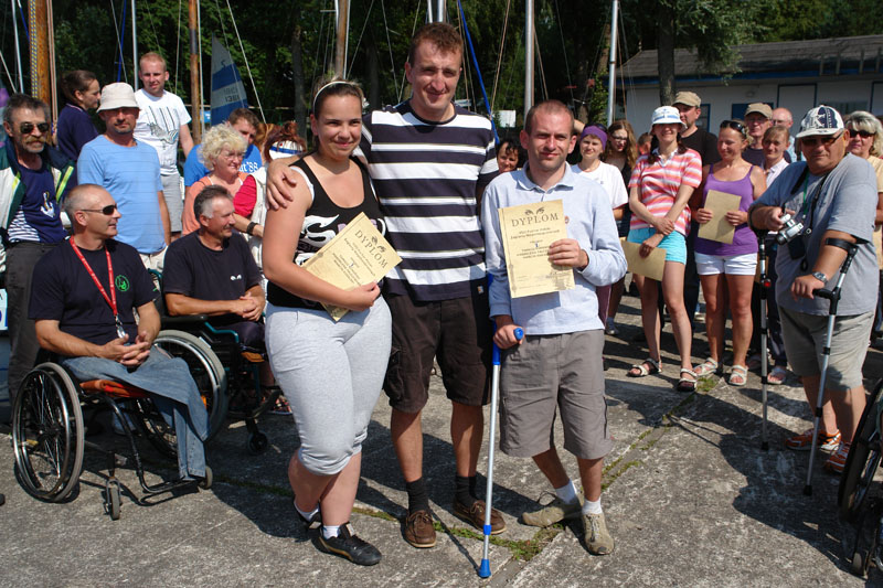 Tomasz Gumiński (w środku) wraz z załogą (Magdalena Palczewska Marcin Kubalski)