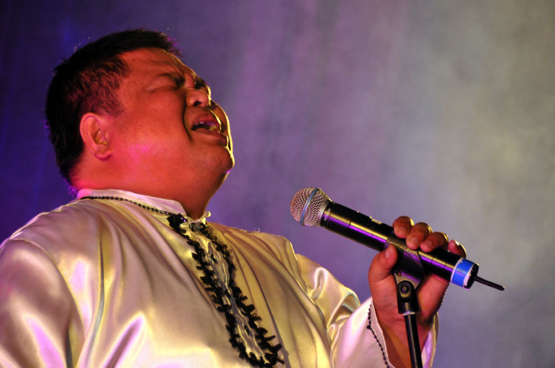 Występ filipińskiego wokalisty Conrado Yaneza