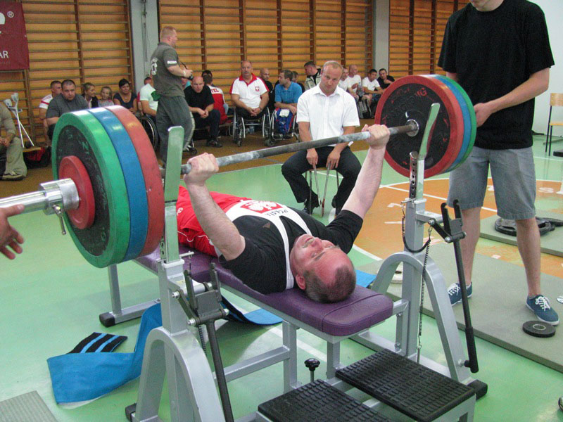 Krzysztof Wodecki w pierwszym podejściu zalicza 140 kg i ostatecznie z wynikiem 145 kg zwycięża w kategorii wagowej do 70 kg