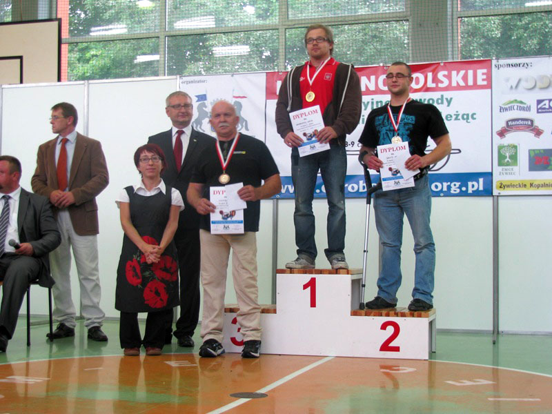 Dekoracja kategorii wagowej 85 kg niepełnosprawnych. Na podium od lewej Zbigniew Micheń Wawrzyniec Latus i Dawid Hałat