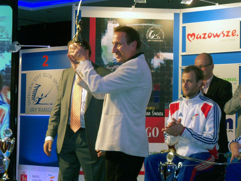 Tadeusz Nowicki z trofeum - z prawej Romain Noble