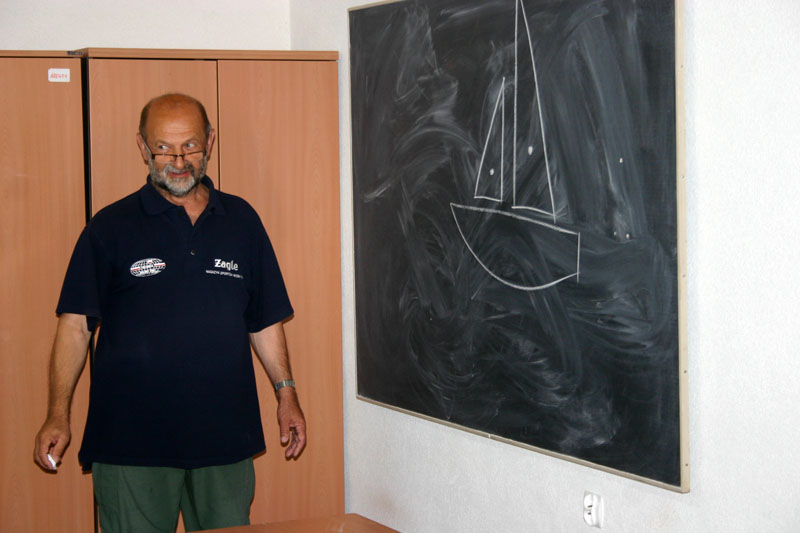 Instruktor żeglarstwa Antoni Szocik prowadzi szkolenie