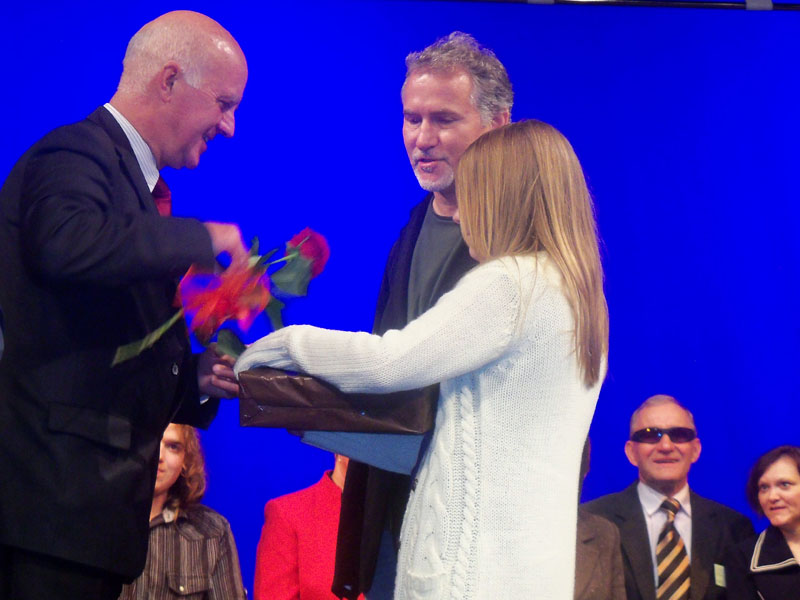 Krzysztof Kosowski wraz z córką Basią odbiera nagrodę z rąk prezydenta miasta