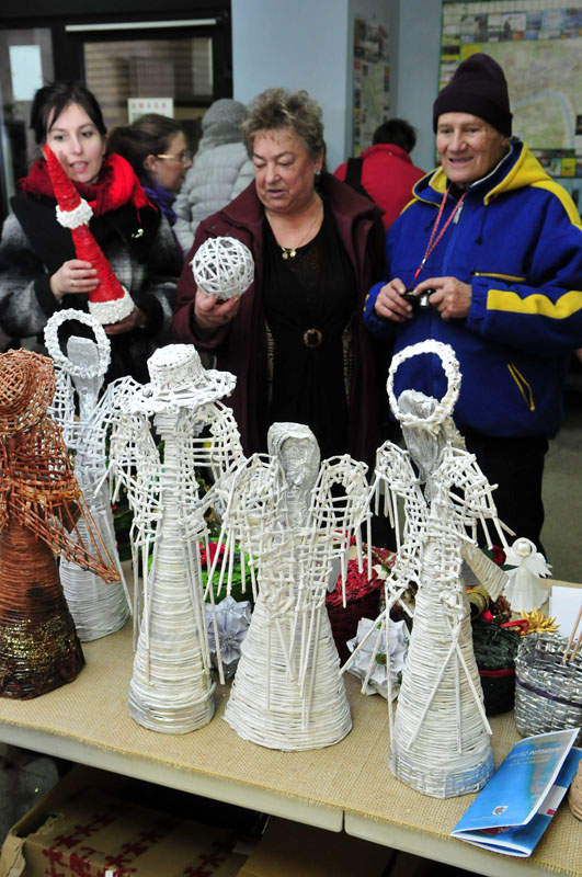 Mieszkańcy województwa kujawsko-pomorskiego zwiedzający wystawę w Urzędzie Marszałkowskim w Toruniu