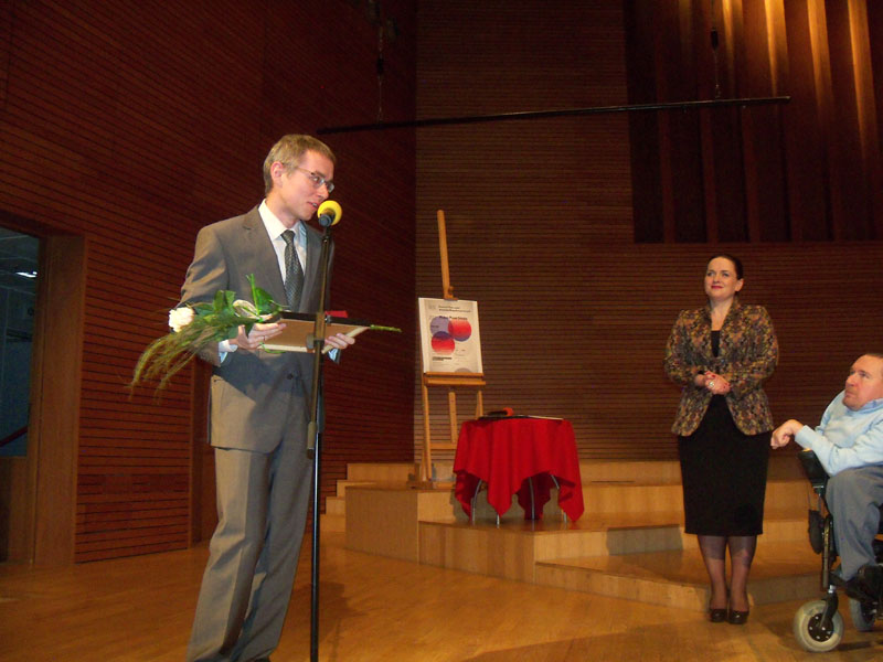 Poseł Marek Plura wręczał medale instytucjom wspierającym niepełnosprawnych artystów: Akademii Sztuk Pięknych / Urzędowi Marszał