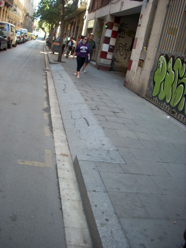 Okolice Las Ramblas, boczna uliczka z wyprofilowanym chodnikiem