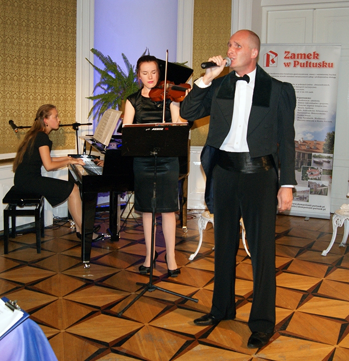 Widowisko charakteryzowało się wysokim poziomem muzycznym i wokalnym, śpiewa Łukasz Baruch