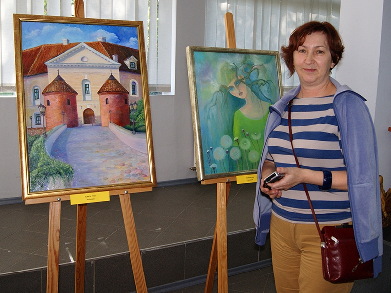 Elżbieta Pyra z Włocławka ze swoimi obrazami, które zachwyciły m.in. Krzysztofa Daukszewicza