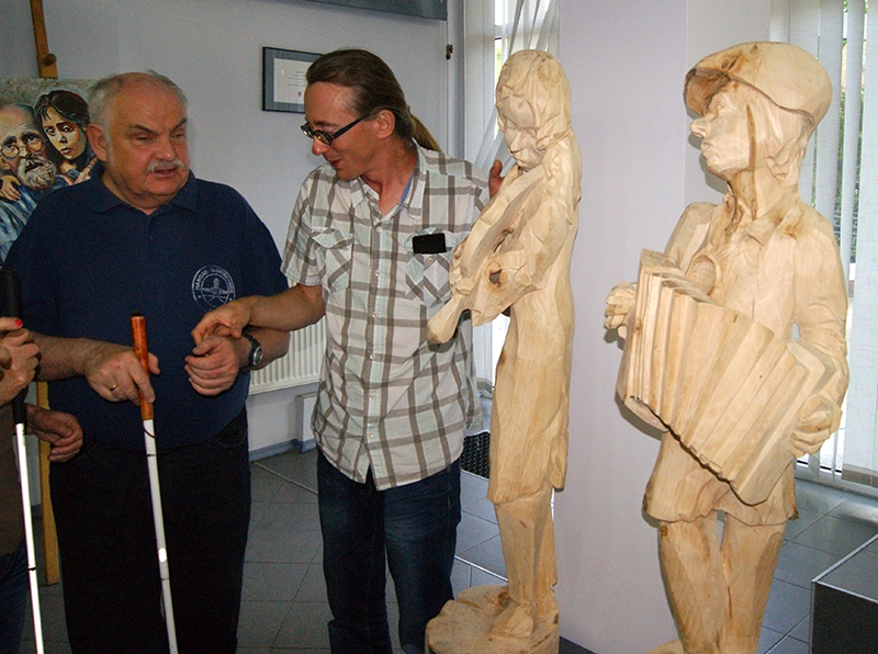 Andrzej Haba (w koszuli) opowiadający niewidomemu Andrzejowi Chutkowskiemu o kulisach powstania swoich rzeźb