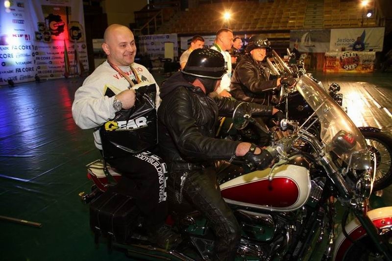Najlepsze zawodniczki i zawodnicy wykonali rundę honorową na motocyklach dzięki Stowarzyszeniu Moto Tarnobrzeg