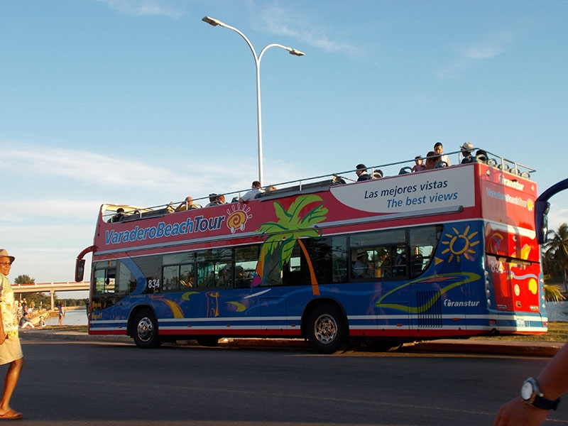Panoramiczny autobus turystyczny w Varadero