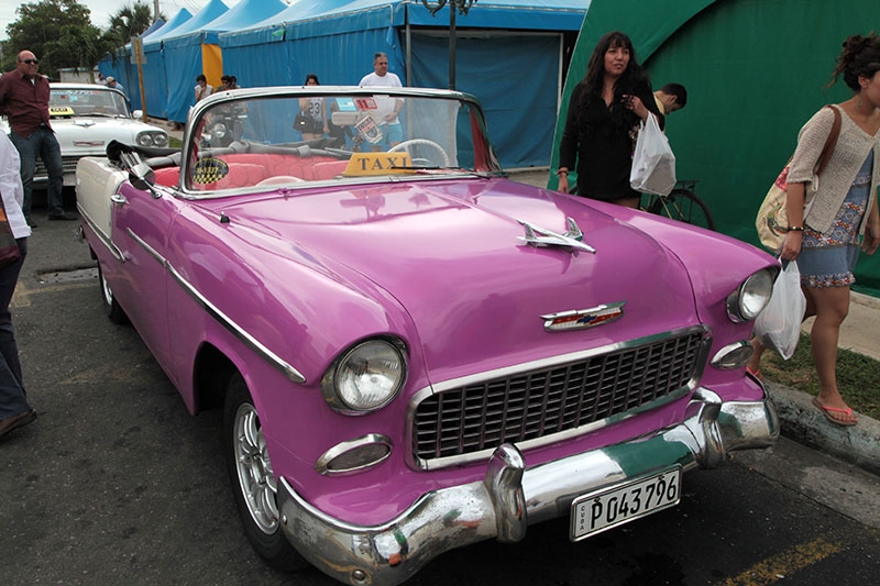 Stare, kolorowe samochody są nieodłącznym elementem kubańskiego krajobrazu