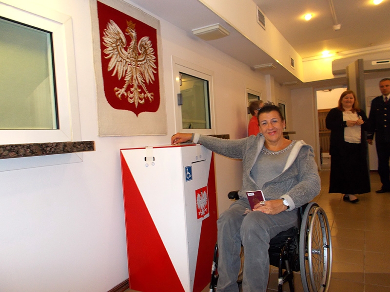 Autorka w lokalu wyborczym w polskim konsulacie