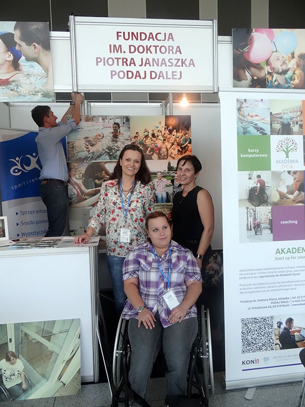 Na ekspozycji Fundacji Podaj Dalej - prezes Zuzanna Janaszek-Maciaszek (z lewej) i Alicja Błaszczyk (na wózku)