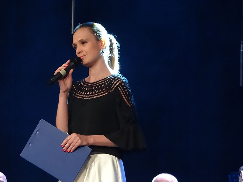 Koncert prowadziła dziennikarka i prezenterka Paulina Chylewska