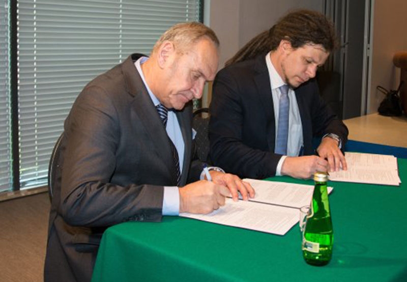 Porozumienie podpisują Andrzej Kraśnicki i Łukasz Szeliga