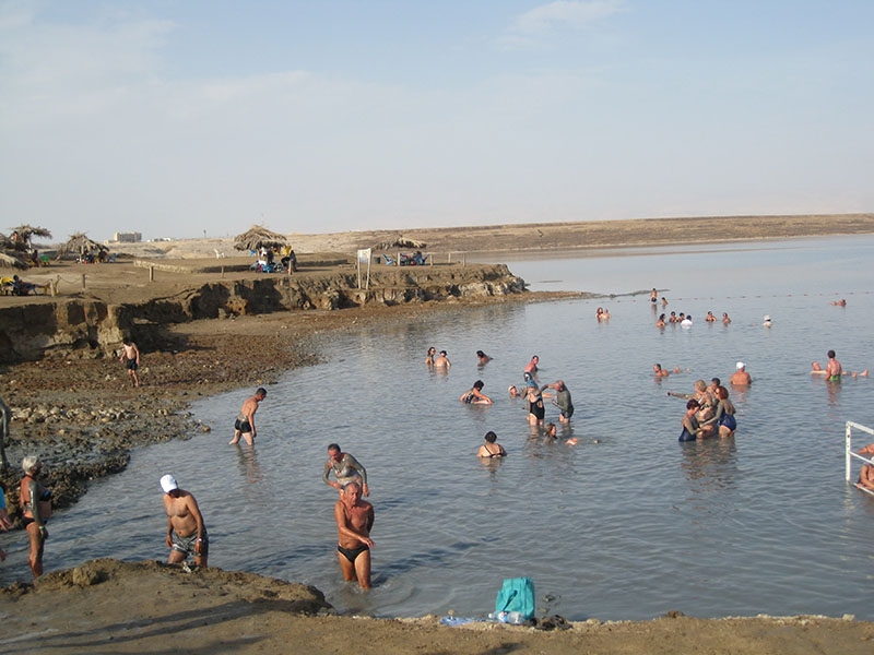 Turyści zażywający kąpieli w Morzu Martwym, Izrael