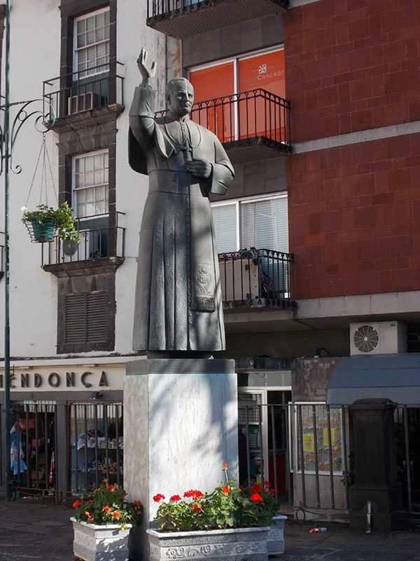 Pomnik Jana Pawła II przed katedrą Se, Funchal