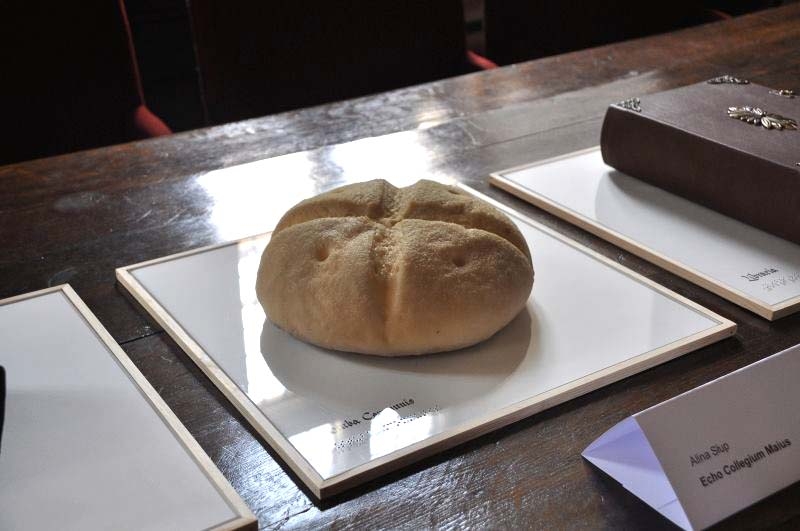 Chleb symbolizujący Stubę Communis, fragment pracy Aliny Słup „Echo Collegium Maius”