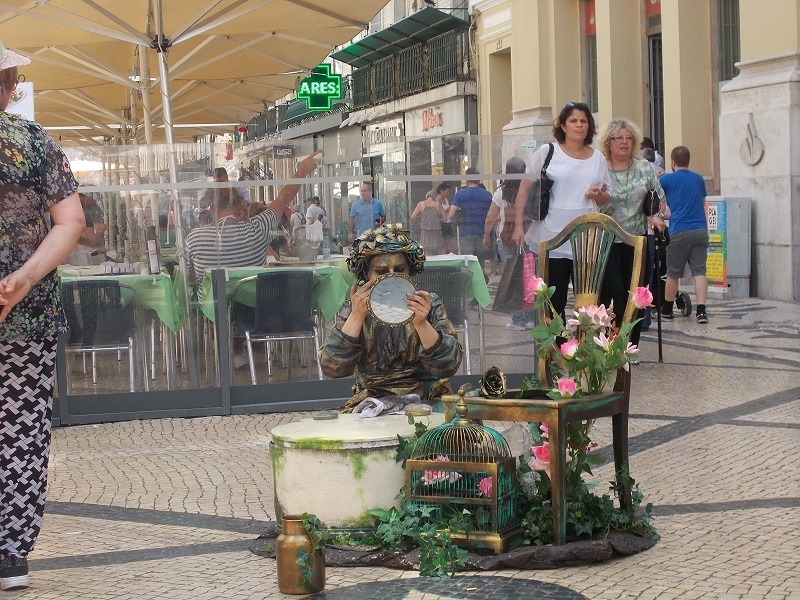 Uliczna artystka w centrum Lizbony