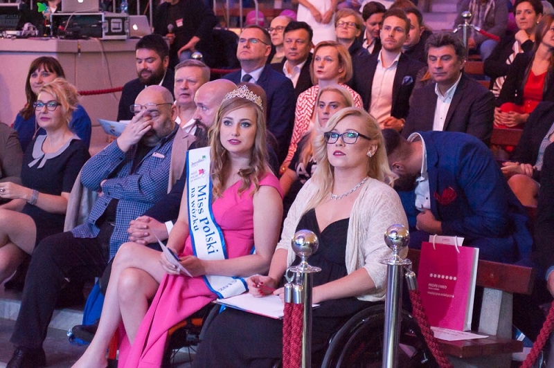 Na widowni Katarzya Wojtaszek, prezes Fundacji Jedyna Taka i Katarzyna Kozioł Miss Polski na Wózku 2015, fot. Szymon Anapt Siwak