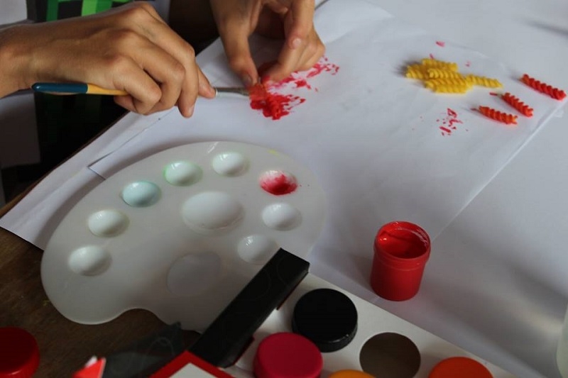 Przygotowywanie barwnych makaroników do abstrakcyjnej animacji