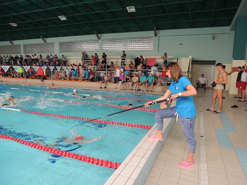 Tyczka służy do sygnalizowania niewidomym zawodnikom zbliżanie się do ściany basenu