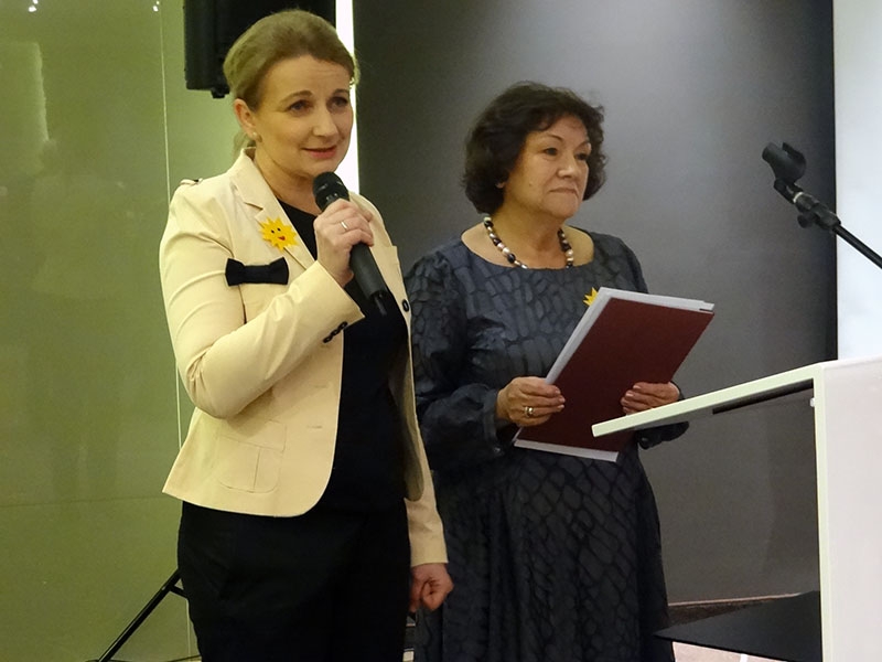 Prezes Cecylia Chrząścik (z prawej) oraz Wioletta Krzemień-Banott, dyrektor Novotelu witają gości