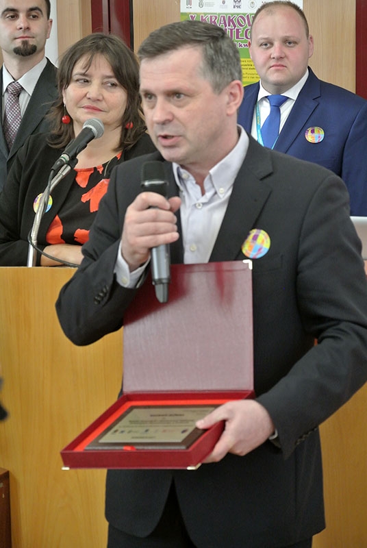 Prof. UEK dr hab. Stanisław Mazur wręcza nagrodę główną INTEGRALII