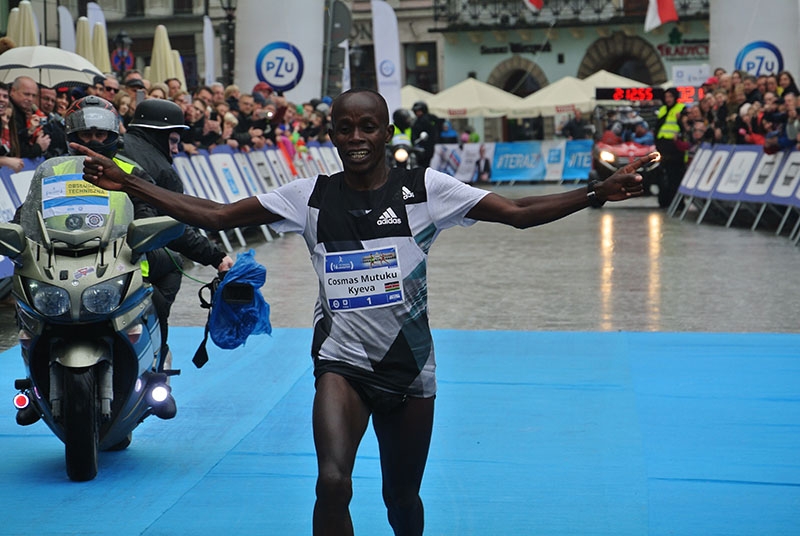 Zwycięzca maratonu Kenijczyk Cosmas Mutuku Kyeva