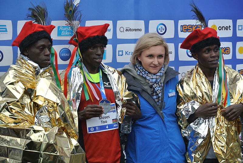 Katarzyna Król i trzech najlepszych maratończyków