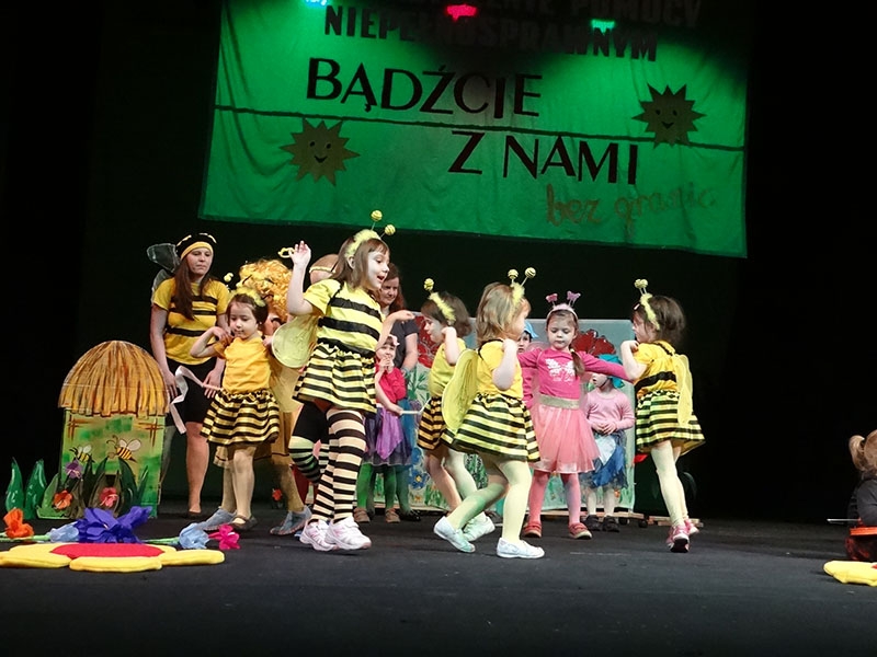 Przedszkolaki z „Chatki Puchatka” w inscenizacji Kolorowy świat Pszczółki Mai