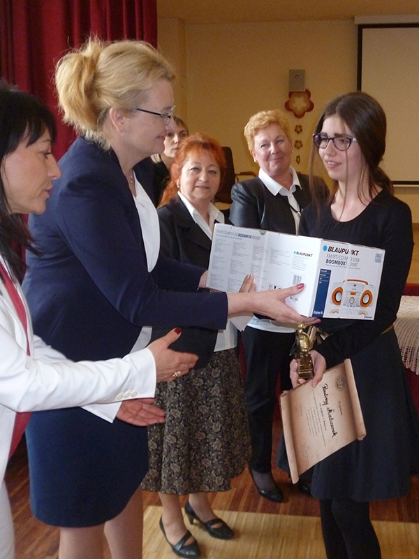 Nagrodę odbiera Paulina Mielczarek - laureatka I miejca w grupie klas gimnazjalnych