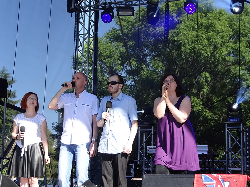 Od lewej: Karollina Żelichowska, Łukasz Baruch, Grzegorz Dowgiałło, Iwona Zięba - chórek towarzyszący wokalistom