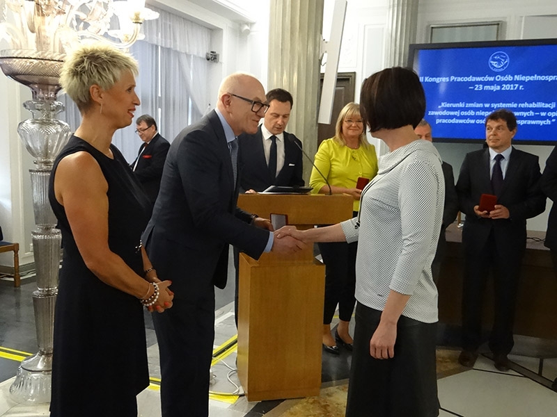 Medale długoletnim członkom POPON wręczali Barbara Pokorny, przewodnicząca Rady Krajowej i prezes Jan Zając