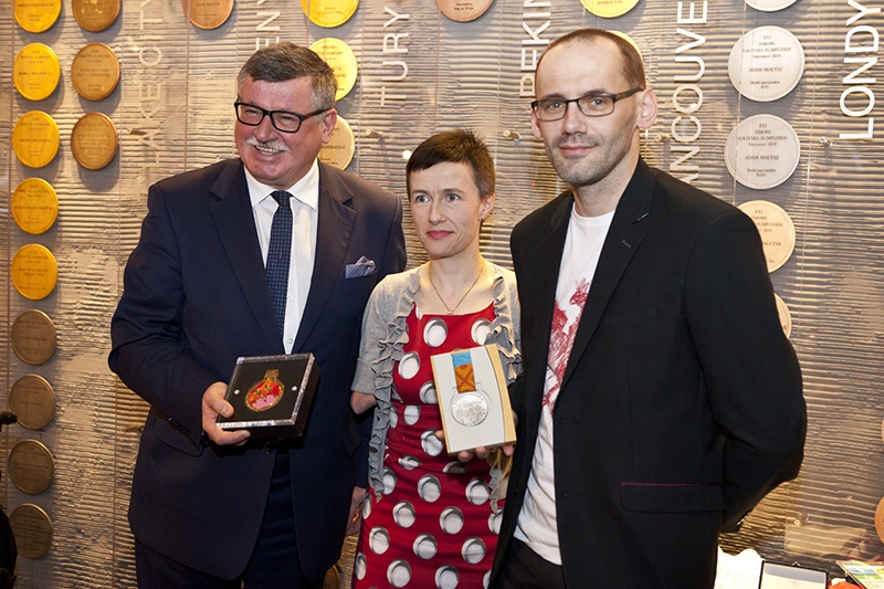 Katarzyna Rogowiec i Dariusz Pender przekazują swoje medale dyrektorowi Tomaszowi Jagodzińskiemu