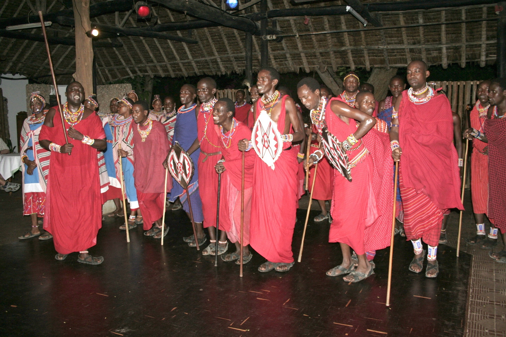 Grupa Masajów w trakcie pokazu w hotelu