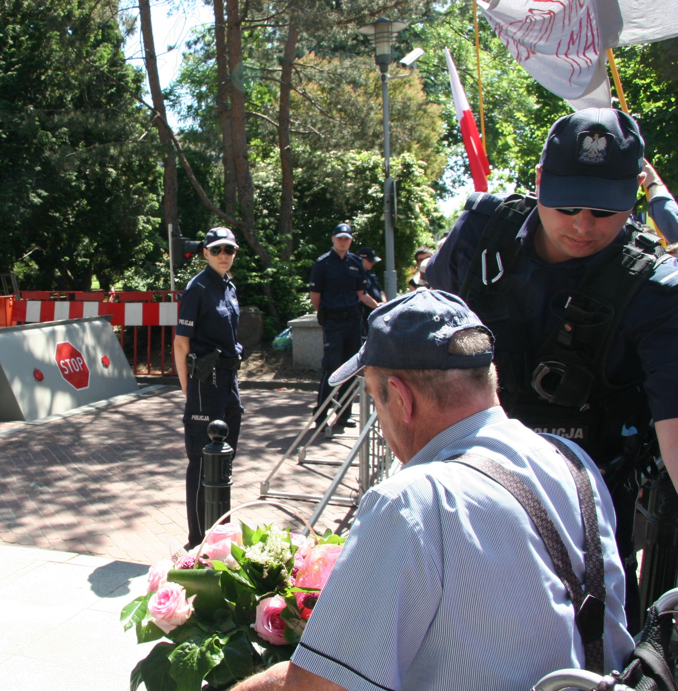 Przekazanie kwiatów dla strajkujących doszło do skutku