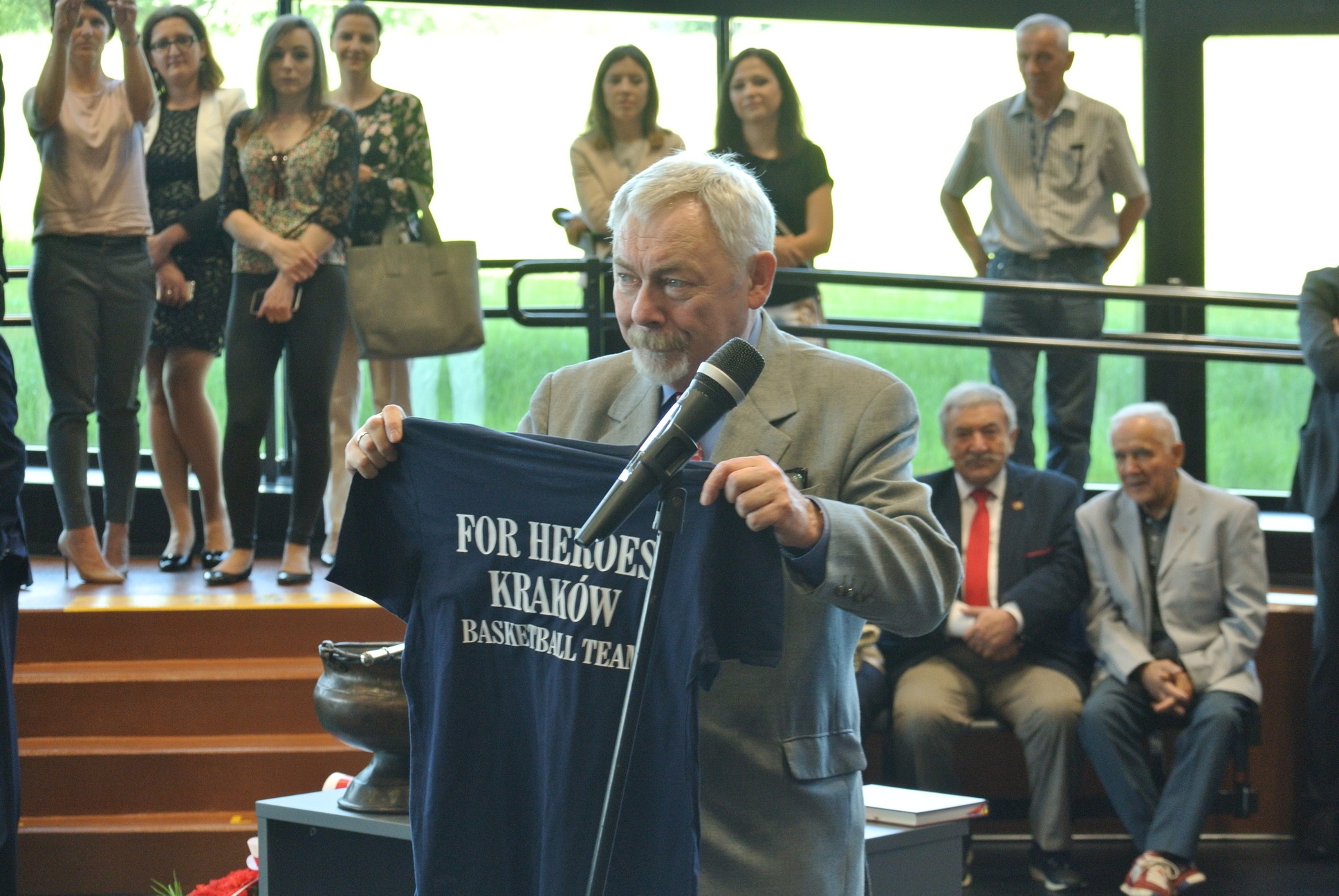 Prezydent Jacek Majchrowski z koszulką od Fundacji For Heroes