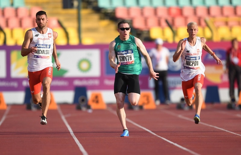 Mateusz Michalski i Jakub Nicpoń w biegu na 100 m, w środku jego zwycięzca Irlandczyk Jason Smyth