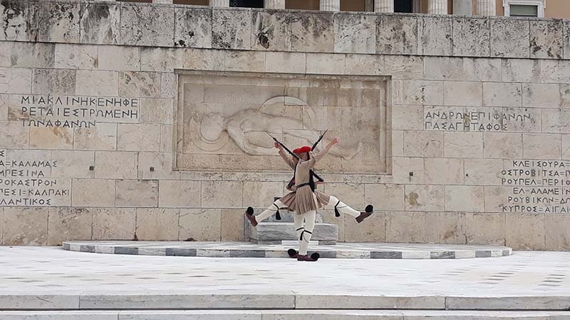 Zmiana warty przed Grobem Nieznanego Żołnierza w Atenach