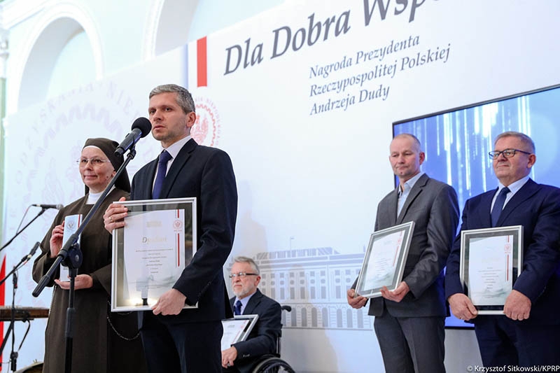 Nagrodę otrzymuje Towarzystwo Opieki nad Ociemniałymi w Laskach