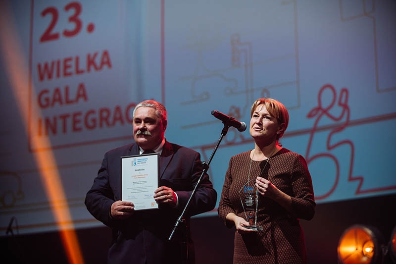 Burmistrz Dzielnicy Ursynów Urszula Kierzkowska wraz z zastępcą Wiesławem Krzemieniem z wyróżnieniem Dzielnicy