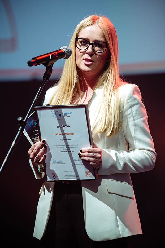 Najlepszą aplikacją mobilną została Moje ING mobile. Nagrodę odebrała Magdalena Szlachetka z ING Banku Śląskiego S.A.