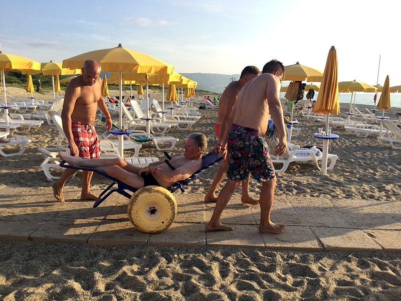 Prosty i funkcjonalny wózek pomógł w kąpieli morskiej nawet tetraplegikom